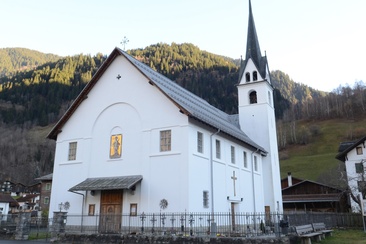 La foto mostra la chiesa di San Palcido a Surrein
