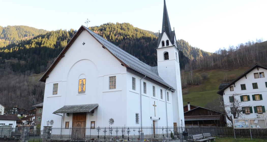 Das Foto zeigt die Kirche St. Palcidus in Surrein