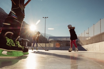 Das Foto zeigt das Natureisfeld in Trun
