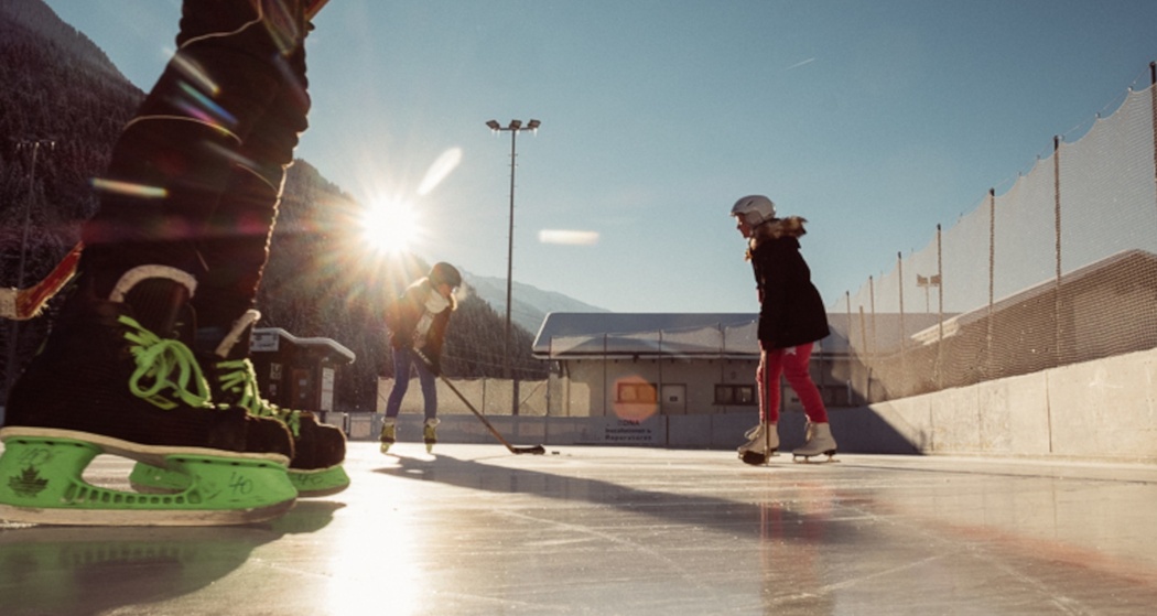 Das Foto zeigt das Natureisfeld in Trun