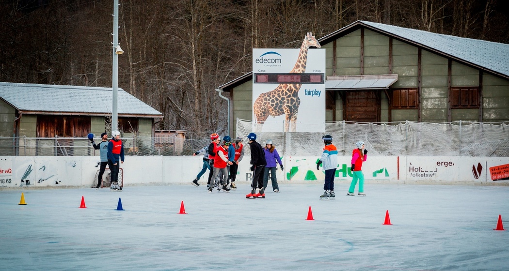 Das Foto zeigt das Natureisfeld in Trun