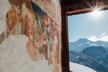 Das Foto zeigt die Pfarrkirche Sogn Gieri in Schlans