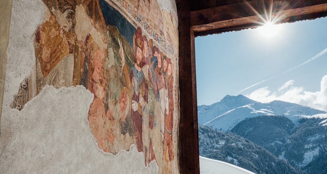 Das Foto zeigt die Pfarrkirche Sogn Gieri in Schlans