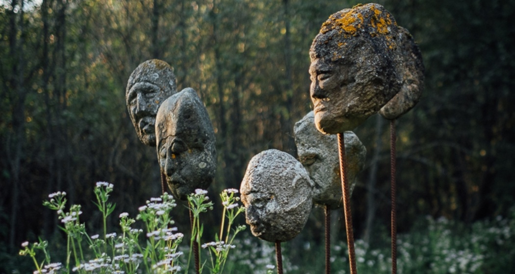 Das Foto zeigt Skulpturen der Senda d'art in Trun