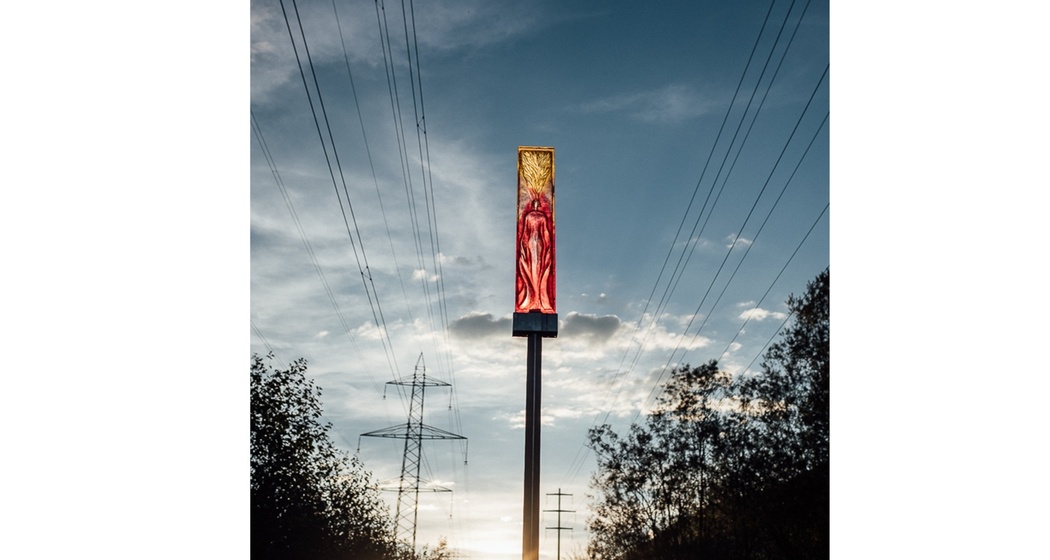 Das Foto zeigt Skulpturen der Senda d'art in Trun