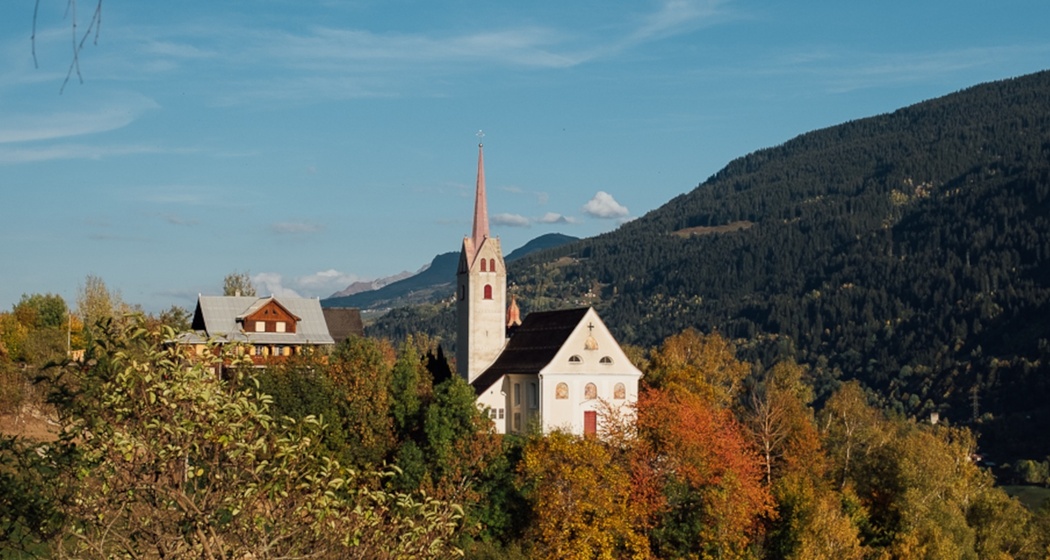 Das Foto zeigt die Wallfahrtkirche St. maria Licht in Acladira in Trun