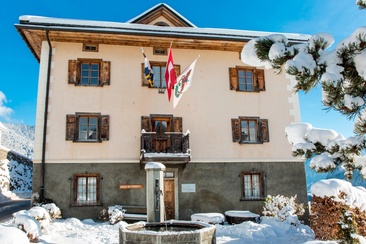Das Foto zeigt die Volksbibliothek in Waltensburg im Winter