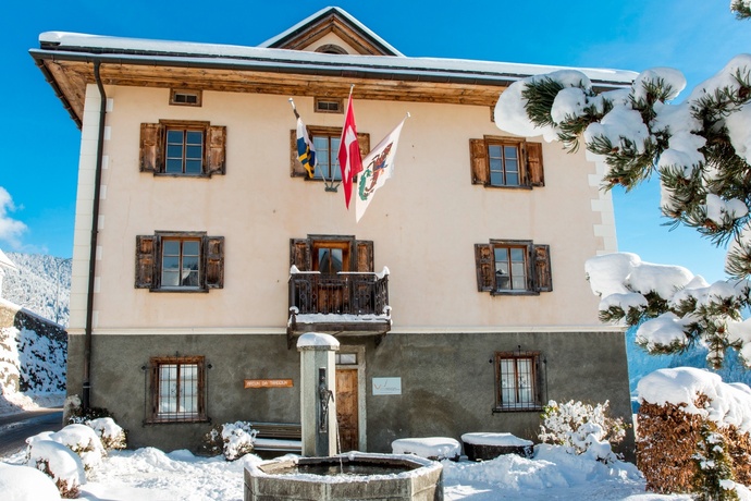Das Foto zeigt die Volksbibliothek in Waltensburg im Winter