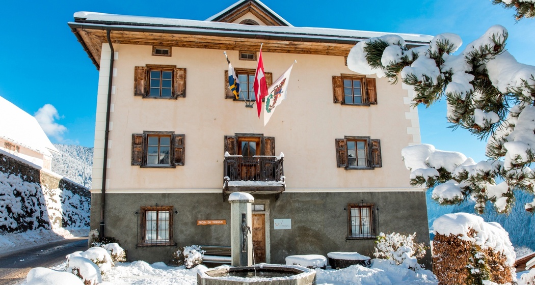 Das Foto zeigt die Volksbibliothek in Waltensburg im Winter