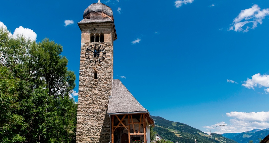 Aufnahme der Waltensburger Kirche von aussen im Sommer.