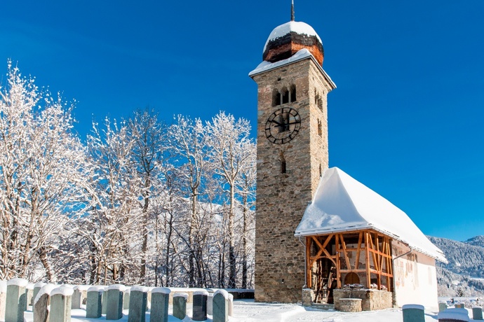 Aufnahme der Waltensburger Kirche von aussen im Winter.