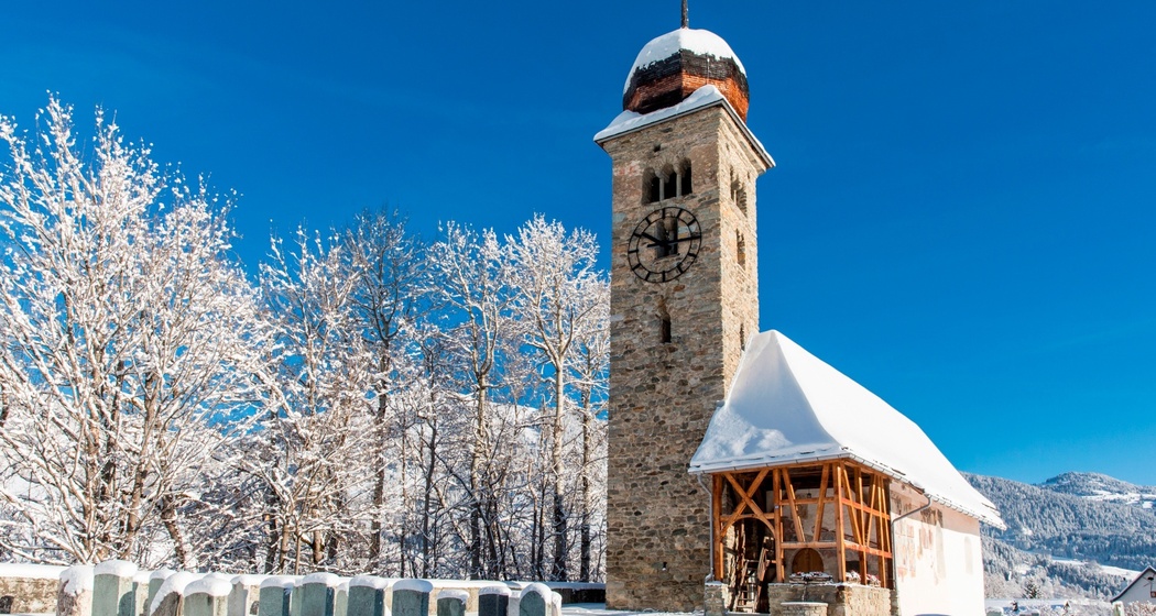 Aufnahme der Waltensburger Kirche von aussen im Winter.