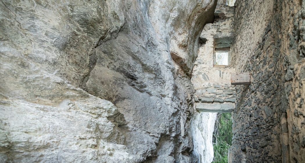 Innenaufnahme der Burg Kropfenstein in Waltensburg.