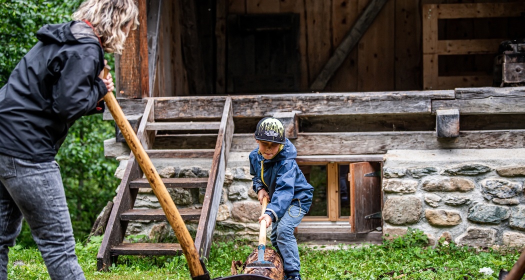 Das Foto zeigt ein junges Kind am Baumstamm schleifen