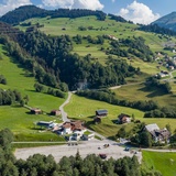 Das Foto zeigt die Parkmöglichkeit bei der Talstation in Waltensburg