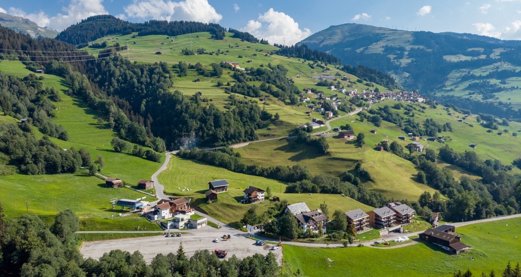 Das Foto zeigt die Parkmöglichkeit bei der Talstation in Waltensburg