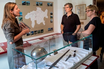 Das Foto zeigt eine Führung beim Museum des Waltensburger Meister