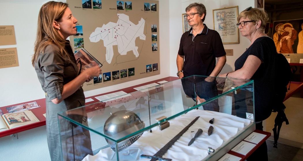 Das Foto zeigt eine Führung beim Museum des Waltensburger Meister