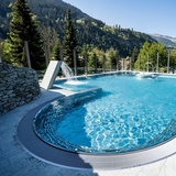 Aussenbecken Mineralbad Andeer im Sommer