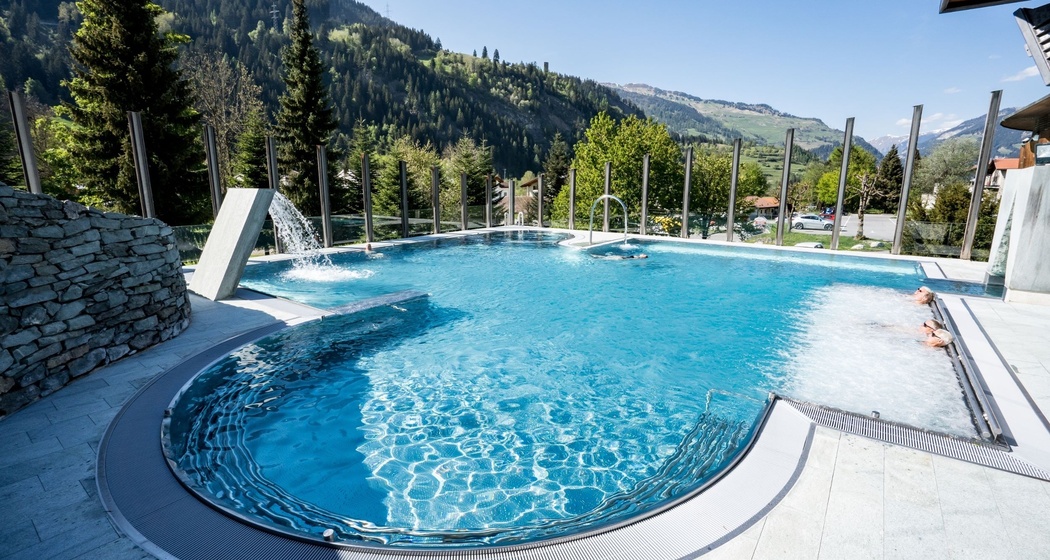 Aussenbecken Mineralbad Andeer im Sommer