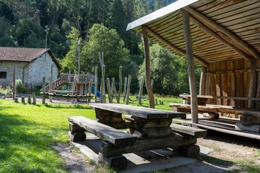 Tische mit Bänke (gedeckt und ungedeckt) bei der Feuerstelle Andeer