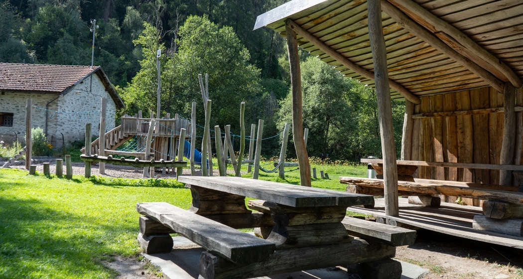Tische mit Bänke (gedeckt und ungedeckt) bei der Feuerstelle Andeer