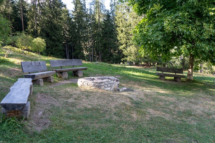 Feuerstelle und Bänke Plans