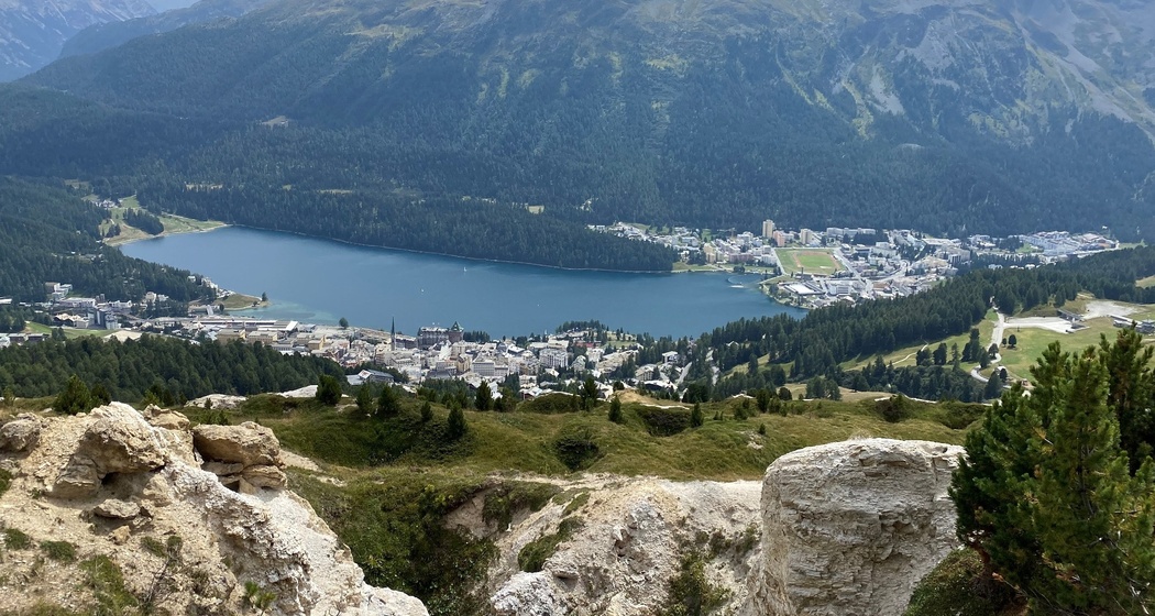 Blick runter auf den St. Moritzersee