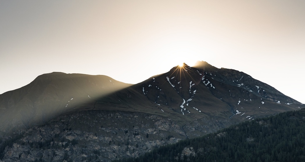 Piz Tomül bei Sonnenaufgang