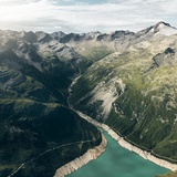Valle di Canal con il ponte sul Canal in primo piano