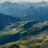 Valserberg mit Valserhorn (l.)