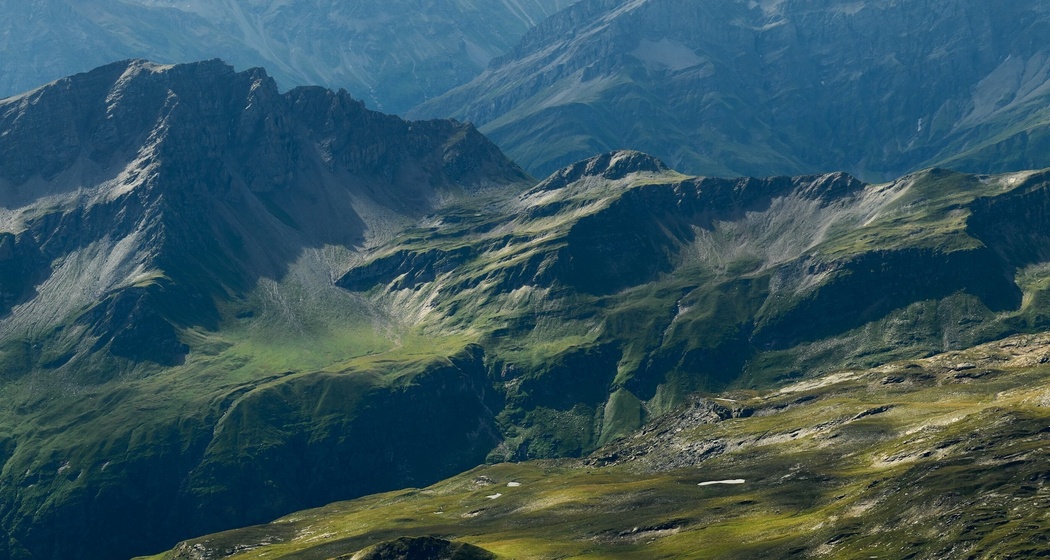 Valserberg mit Valserhorn (l.)