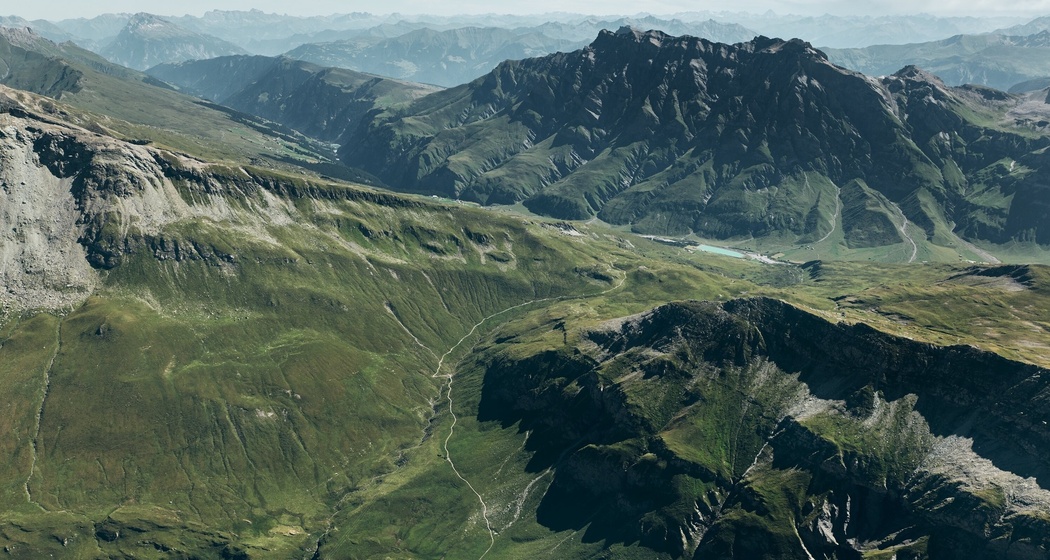 Tomülpass mit Blick ins Safiental