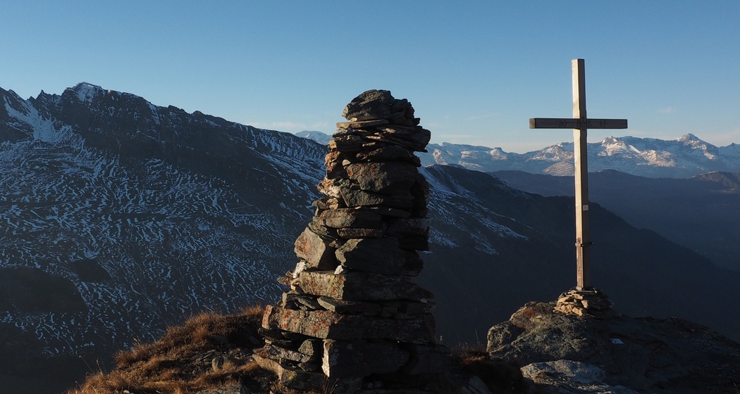 Gipfelaussicht mit Blick zum Piz Serenastga