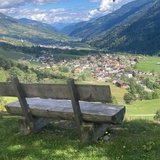 Abschnitt des Sagenweges in Sumvitg mit Blick Richtung Ilanz.
