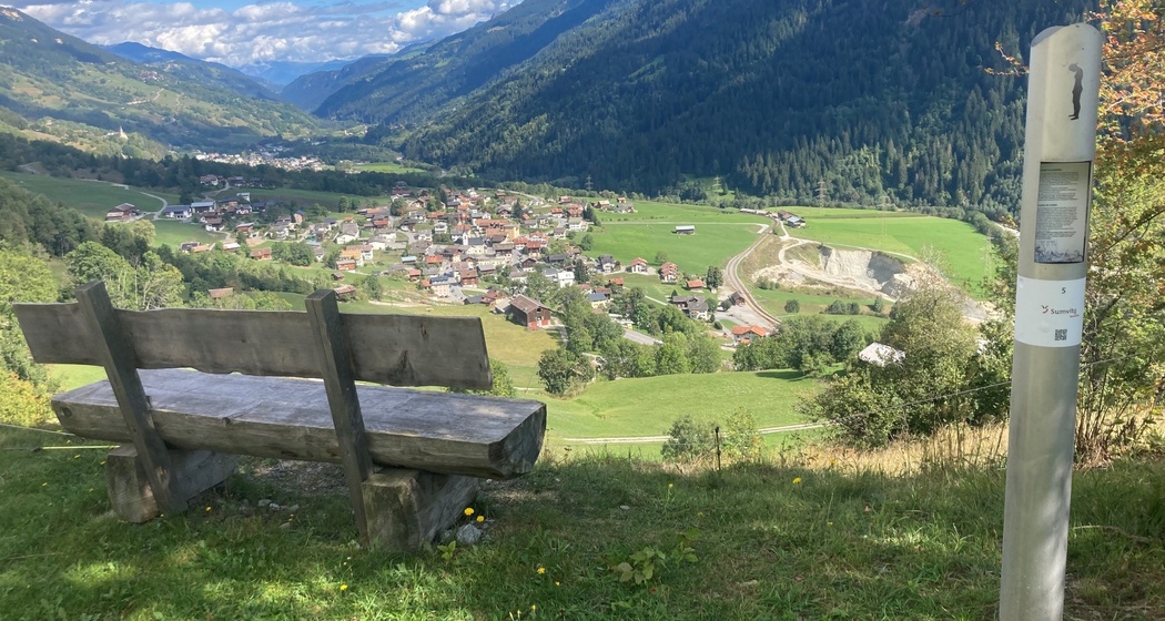 Abschnitt des Sagenweges in Sumvitg mit Blick Richtung Ilanz.