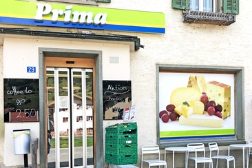 Eingang vom Einkaufsladen Prima in Surrein.