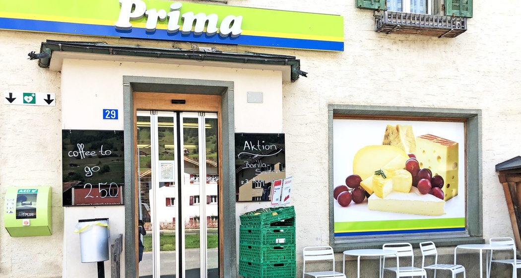 Eingang vom Einkaufsladen Prima in Surrein.