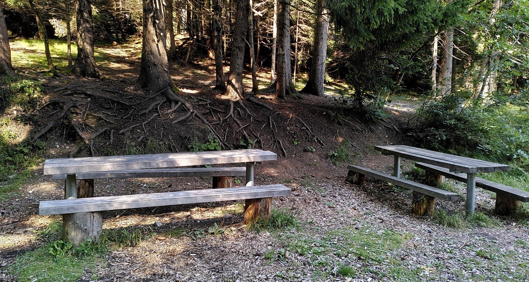 Tische bei der Feuerstelle Rongellen