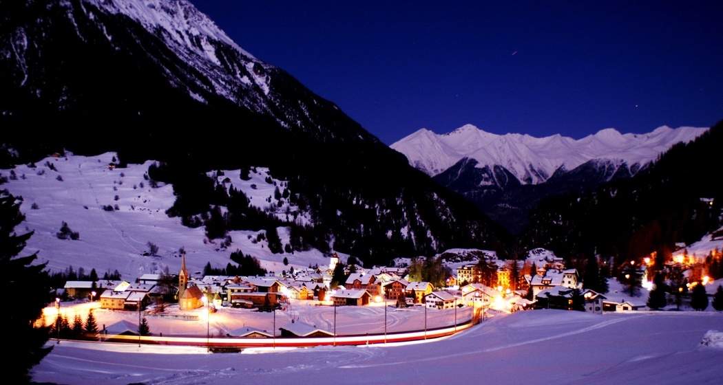 Bergün das Bahndorf im Winter bei Nacht