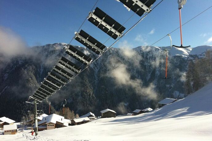 Das Foto zeigt die Photovoltaikanlagen des Skiliftes.