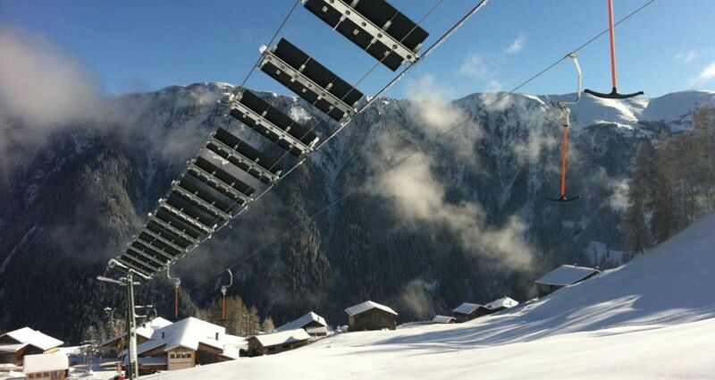 Das Foto zeigt die Photovoltaikanlagen des Skiliftes.