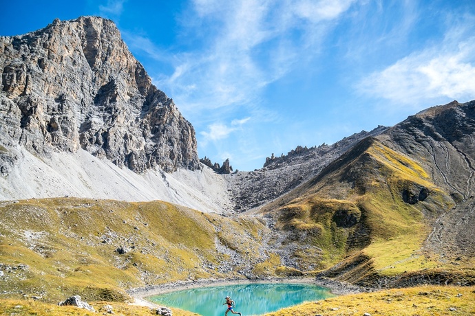 Lai Tigiel mit dem Orgelspass im Hintergrund