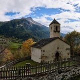 Kirche Clugin im Herbst