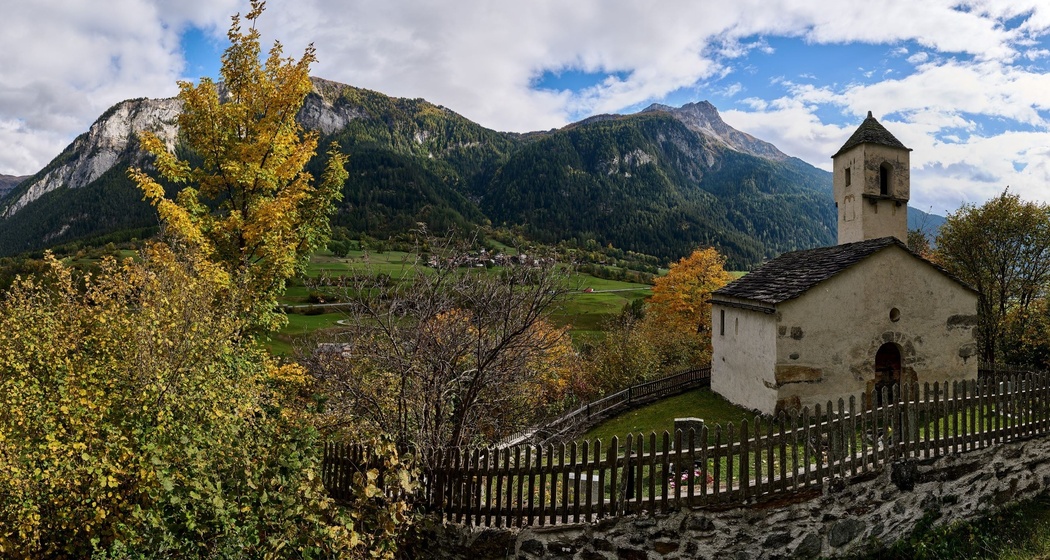 Kirche Clugin im Herbst