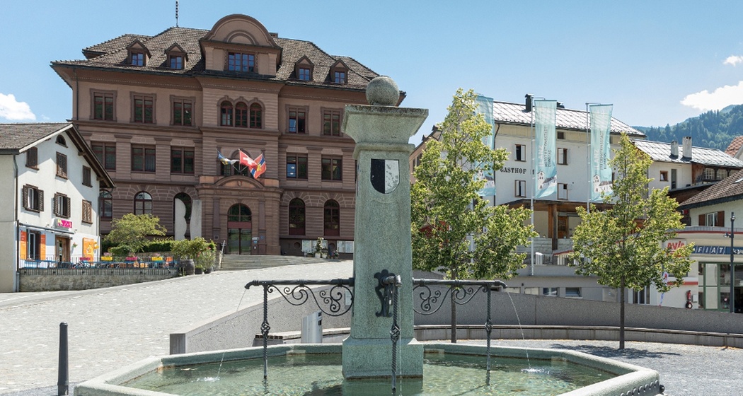 Rathaus in Ilanz und Brunnen