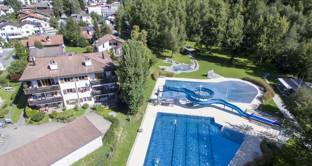 Vogelperspektive vom Schwimmbad in Ilanz