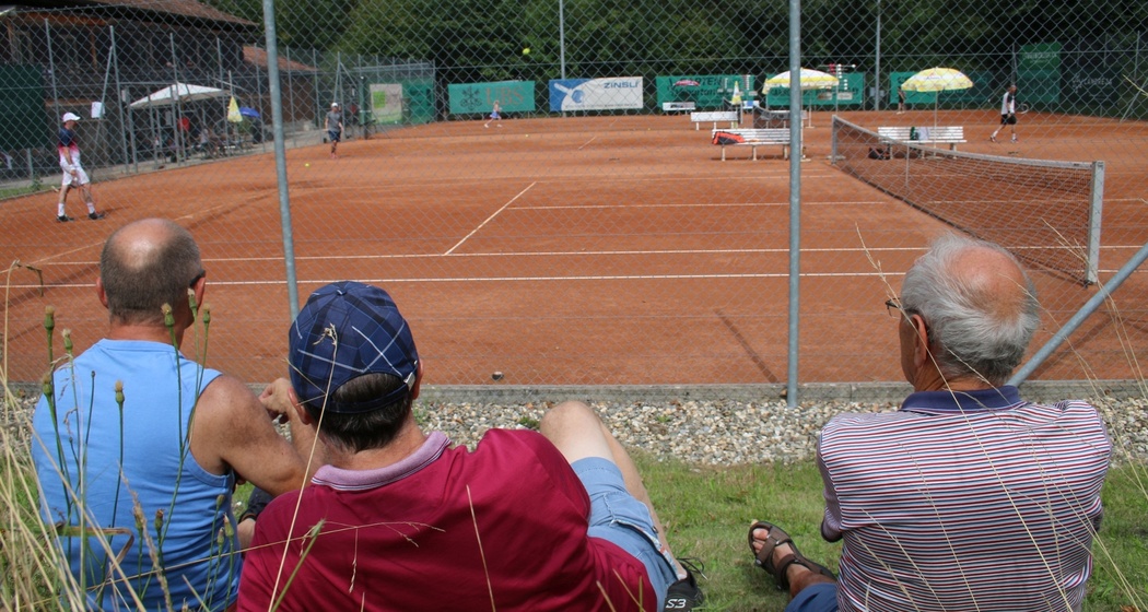 Zuschauer auf den Tennisplätze in Ilanz