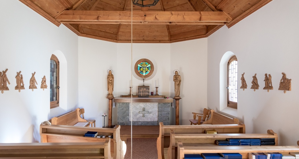 Innenausstattung, Katholische Bruder Klaus Kapelle in Ladir