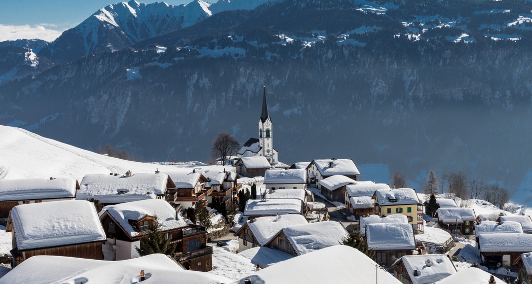 Katholische Pfarrkirche St. Zeno im Winter in Ladir